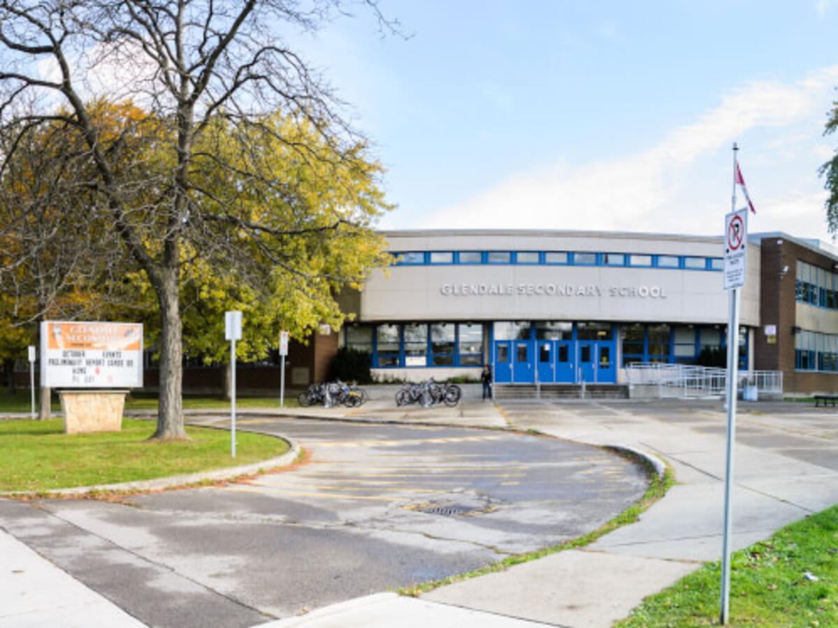 Photo of the exterior of Glendale Secondary School 